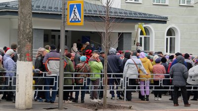 Черги за продуктовими наборами у Чернігові: щоб вистачило всім, проводять реєстрацію