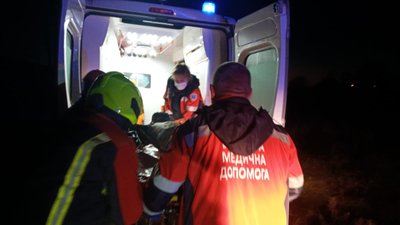 На Рівненщині підлітка у важкому стані діставали з-поміж вагонів – ДСНС На Рівненщині підлітка у важкому стані діставали з-поміж вагонів – ДСНС