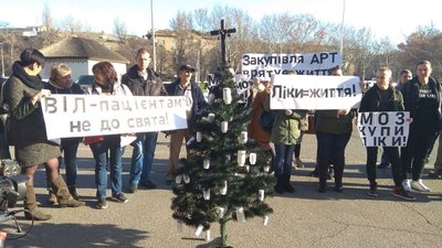 До Одеської ОДА принесли чорну ялинку