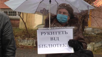 У Коломиї страйкують через закриття районної бібліотеки. Анонсують голодування У Коломиї страйкують через закриття районної бібліотеки. Анонсують голодування