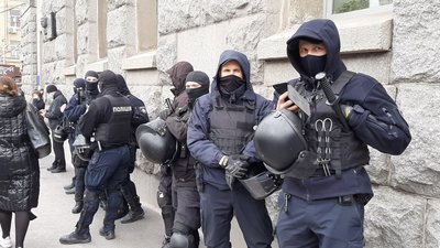 Харківську міськраду пікетують перед сесією: посилили охорону Харківську міськраду пікетують перед сесією: посилили охорону