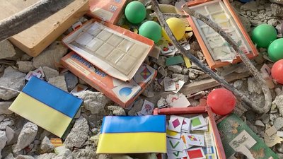 "Частинка моєї душі": зі зруйнованого росіянами дитсадка на Північній Салтівці вивозять вцілілі речі "Частинка моєї душі": зі зруйнованого росіянами дитсадка на Північній Салтівці вивозять вцілілі речі