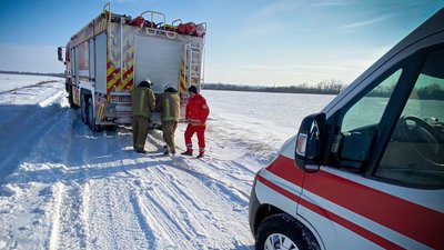 В Одеській області рятувальники довезли медиків на виклик, які застрягли у сніговому заметі