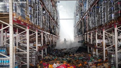 Склад "Таврії В" після атаки РФ по Одесі, 24 червня 2024 рік