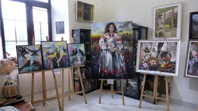 Лавреатка — художниця, викладачка і волонтерка: 11 мистецьку премію в Рівному вперше вручили в арт-ательє Косміаді Лавреатка — художниця, викладачка і волонтерка: 11 мистецьку премію в Рівному вперше вручили в арт-ательє Косміаді