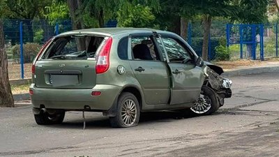 Пошкоджена автівка внаслідок обстрілу
