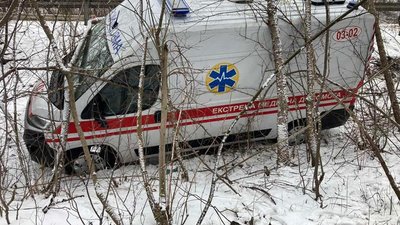 На Волині через погодні умови "швидка" злетіла в кювет. Авто витягали рятувальники На Волині через погодні умови "швидка" злетіла в кювет. Авто витягали рятувальники