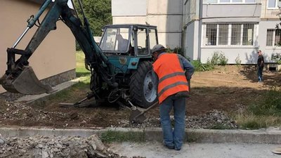 До зруйнованого російською ракетою будинку в Умані проклали водопровід До зруйнованого російською ракетою будинку в Умані проклали водопровід