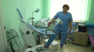 Гінекологічне крісло має регулятор висоти Гінекологічне крісло має регулятор висоти