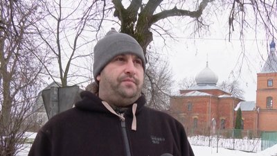 Волонтер Петро Матвіюк з Хмельниччини передає машини для військових Волонтер Петро Матвіюк з Хмельниччини передає машини для військових