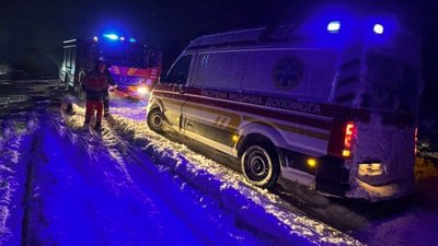 Рятувальники відбуксировують авто швидкої допомоги
