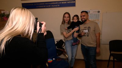 Місіонер з Колумбії отримав посвідку на постійне проживання у Рівному