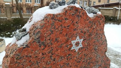 Кропивничани принесли квіти та каміння до пам'ятного знаку жертв Голокосту Кропивничани принесли квіти та каміння до пам'ятного знаку жертв Голокосту