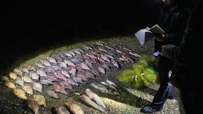 Правоохоронці виявили чоловіка з Хотина, який порибалив на Дністрі й завдав збитків на суму 164 тисячі гривень. Правоохоронці виявили чоловіка з Хотина, який порибалив на Дністрі й завдав збитків на суму 164 тисячі гривень.