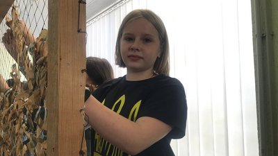 Маскувальні сітки для воїнів: у житомирській бібліотеці діти з дорослими щомісяця плетуть до 30 сіток