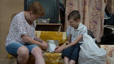 Готують цукати на фронт та розбирають речі для переселенців. У Дніпрі діти допомагають у волонтерському центрі