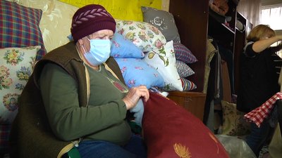 У Житомирі волонтери передали в лікарню 52 подушки для хворих на COVID