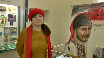 Ольга Цедік біля портрета сина Антона Ольга Цедік біля портрета сина Антона