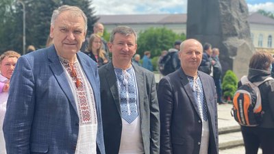 У Житомирі зібралося близько 200 людей, щоб зробити фото у вишиванках У Житомирі зібралося близько 200 людей, щоб зробити фото у вишиванках