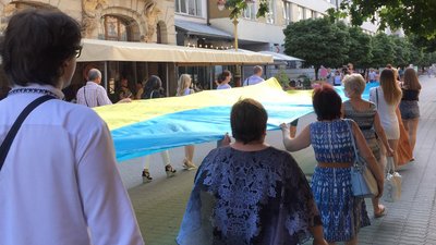 Прапор несуть фанківською "стометрівкою", фото: Суспільне Карпати Прапор несуть фанківською "стометрівкою", фото: Суспільне Карпати