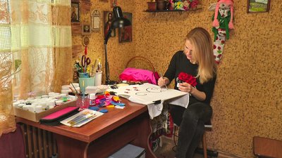 Кропивничанка декорує футболки, щоб заробити на лікування сина