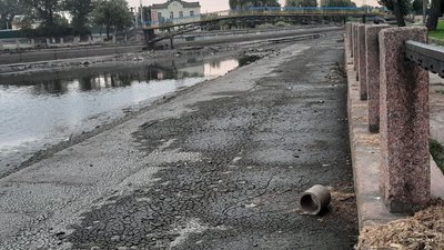 З Інгулу у Кропивницькому витягли сім 50-кілограмових урн для сміття З Інгулу у Кропивницькому витягли сім 50-кілограмових урн для сміття