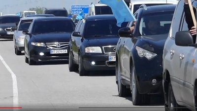 Пам’ять загиблих при депортації кримських татар у Генічеську на Херсонщині вшанували автопробігом