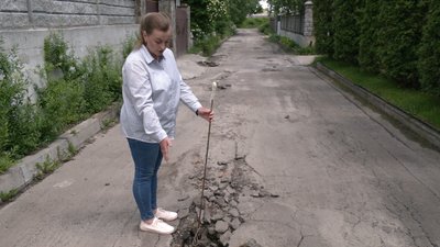 "Ми провалимося у той колектор": у Рівному на одній з вулиць руйнується асфальт