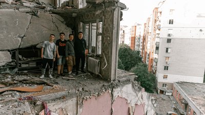 Фотограф з Івано-Франківська відзняв випускників на руїнах Чернігова Фотограф з Івано-Франківська відзняв випускників на руїнах Чернігова