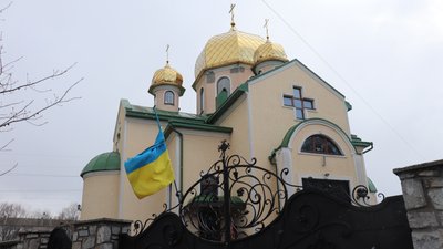 Зі сварками й сутичками. У Франківську віряни ПЦУ прийшли на перше богослужіння у храм на Довженка, що належав УПЦ МП Зі сварками й сутичками. У Франківську віряни ПЦУ прийшли на перше богослужіння у храм на Довженка, що належав УПЦ МП