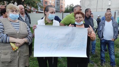 У Чернівцях мешканці багатоповерхівок вийшли на акцію протесту через будівництво поруч У Чернівцях мешканці багатоповерхівок вийшли на акцію протесту через будівництво поруч