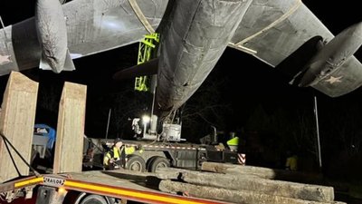 У Тернополі демонтували радянський літак У Тернополі демонтували радянський літак