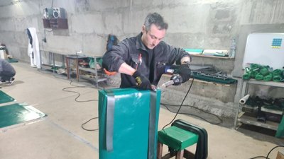 У Дніпрі волонтери виготовляють для військових герметичні водонепроникні мішки