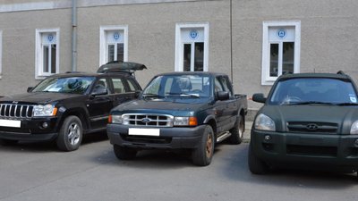 У Чернівцях придбали авто для військових за гроші, які зібрали на аукціоні картин