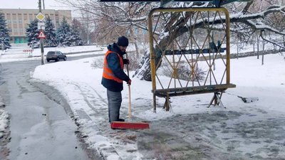 У Миколаєві комунальники працюють над розчищенням доріг після снігопаду