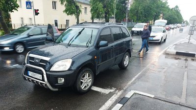 У Житомирі водій поїхав на червоне світло і збив двох людей – постраждалі у лікарні У Житомирі водій поїхав на червоне світло і збив двох людей – постраждалі у лікарні