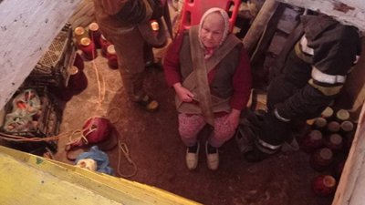 Впала у льох з консервацією: на Харківщині врятували літню жінку