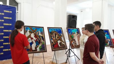 Виставка "Хресна дорога Христа — Випробування України" в Тернополі