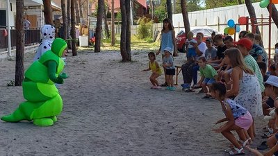 "Наш культурний фронт": Миколаївський театр ляльок влаштовує виїзні вистави для дітей, що покинули домівки через війну