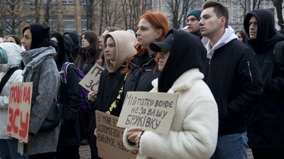 Суспільне Черкаси / Ілля Малоног, акція "Гроші на ЗСУ" під міськрадою в Черкасах, 18 листопада 2023 рік Суспільне Черкаси / Ілля Малоног, акція "Гроші на ЗСУ" під міськрадою в Черкасах, 18 листопада 2023 рік