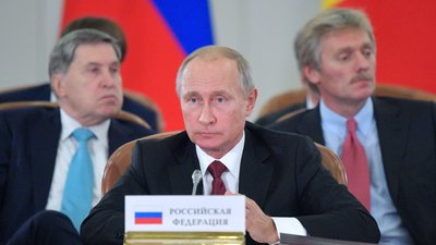 Володимир Путін, Юрій Ушаков, Дмитро Пєсков