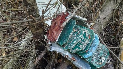 Уламки ракети та пошкоджені дерева виявили у лісовому масиві Романівської громади на Житомирщині Уламки ракети та пошкоджені дерева виявили у лісовому масиві Романівської громади на Житомирщині