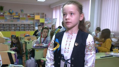 У вишиванках та із синьо-жовтими стрічками: черкаські школярі відзначили День єднання У вишиванках та із синьо-жовтими стрічками: черкаські школярі відзначили День єднання