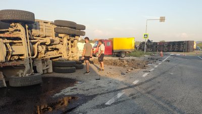 На дорозі "Тернопіль-Львів-Рава-Руська" зіткнулися вантажівка та "Камаз"