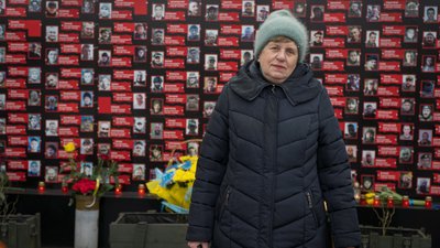 "Витягуємо одна одну з депресії". Історії жінок, які втратили на війні синів та чоловіків "Витягуємо одна одну з депресії". Історії жінок, які втратили на війні синів та чоловіків