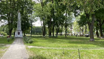 У Хоролі на Полтавщині частина родин полеглих військових проти встановлення Алеї Героїв У Хоролі на Полтавщині частина родин полеглих військових проти встановлення Алеї Героїв