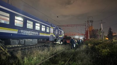 Пасажири біля дизель-поїзда після зіткнення з електровозом у Львові.