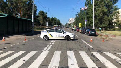 У Києві обмежили рух вулицею Кіото: знайшли підозрілий пакет