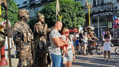 "Дивишся в ті очі, і мурахи по тілу". Як у Франківську актори мім-театру вітали із Днем Конституції "Дивишся в ті очі, і мурахи по тілу". Як у Франківську актори мім-театру вітали із Днем Конституції