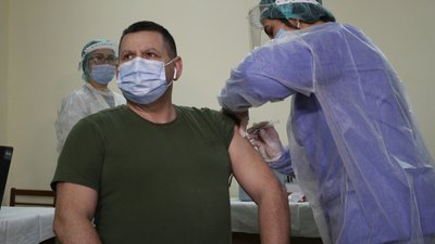 В Одесі розпочали вакцинувати військових медиків В Одесі розпочали вакцинувати військових медиків
